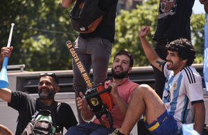 Manifestantes en plaza congreso festejan la asunción presidencial de Milei con una motosierra 